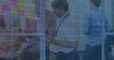 Çeşitli iş adamları üzerinde istatistik ve finansal veri işleme görüntüsü. Küresel iş, finans, bilgisayar ve veri işleme kavramı dijital olarak oluşturulmuş görüntü.