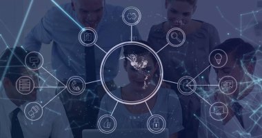 Kafkasyalı iş adamlarının üzerinde ikonlar olan bir dünya resmi. Küresel iş ve dijital arayüz kavramı dijital olarak oluşturulmuş görüntü.