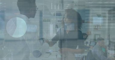 Ofiste çalışan çeşitli iş adamlarının finansal veri işleme görüntüsü. Küresel iş, finans ve dijital arayüz kavramı dijital olarak oluşturulmuş görüntü.