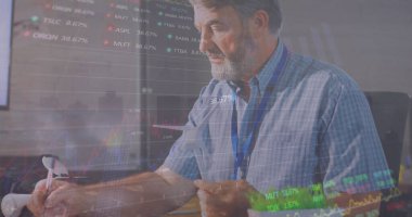 Beyaz erkek mühendisin yel değirmeni modeli üzerinde çalıştığı mali veri işleme görüntüsü. Küresel ekonomi ve yenilenebilir enerji teknolojisi kavramı