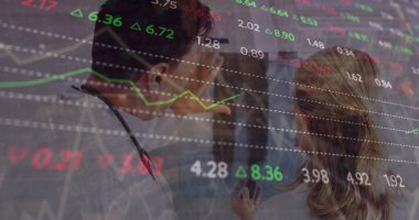 Beyaz kadın ve erkek doktorların mali verileri ve grafikleri. Tıp ve finans kavramı dijital olarak oluşturulmuş görüntü.