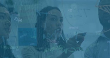 Çeşitli iş adamları üzerinde istatistik ve veri işleme görüntüsü. Küresel iş, finans ve veri işleme kavramı dijital olarak oluşturulmuş görüntü.