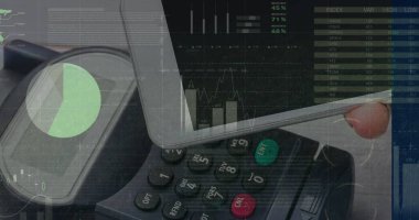 Akıllı telefon ve ödeme terminali üzerinden finansal veri işleme resmi. Küresel iş, finans, çevrimiçi ödeme ve veri işleme kavramı dijital olarak oluşturulmuş görüntü.