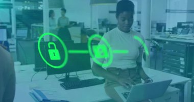 Afro-Amerikan iş kadınının ofisindeki ikonlarla olan bağlantılarının animasyonu. Küresel iş, finans, bilgisayar ve dijital arayüz kavramı dijital olarak oluşturulmuş video.