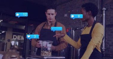 Çeşitli erkek ve kadın baristaların üzerinde numaralar bulunan sosyal medya simgelerinin canlandırılması. Küresel iş, finans, bilgisayar ve dijital arayüz kavramı dijital olarak oluşturulmuş video.