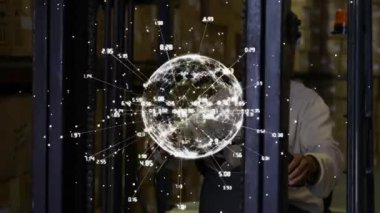 Küresel ağ verileri depo çalışanı forklift üzerinde animasyon olduğunu gösteriyor. Lojistik, ulaşım, teknoloji, bağlantı, iş, endüstri