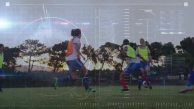 Futbolcular saha ve ağaçların arka planında veri analizi eğitimi alıyorlar. Spor, teknoloji, takım çalışması, fitness, strateji, performans