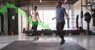 Spor salonunda ip atlamak, sporcuların vücut geliştirme veri analizi yapması. Egzersiz, analitik, teknoloji, eğitim, sağlık