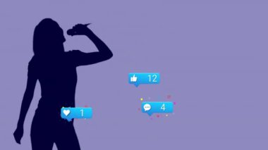 Mor arkaplan üzerinde sosyal medya bildirimleri olan kişinin silueti. Teknoloji, dijital, iletişim, ağ, sanal, akıllı telefon