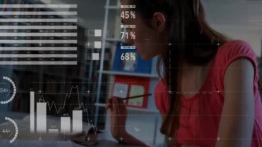 Kafkasyalı kız öğrenci üzerinde finansal veri işleme animasyonu. Küresel eğitim, okul, bilgisayar ve dijital arayüz kavramı dijital olarak oluşturulmuş video.