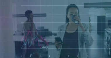 Akıllı telefon kullanan iki ırklı iş kadınının finansal veri işleme animasyonu. Küresel finans, iş, bağlantılar, hesaplama ve veri işleme kavramı dijital olarak oluşturulmuş video.