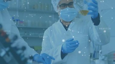 Laboratuvardaki çeşitli bilim adamları arasındaki bağlantı ağının animasyonu. Küresel bilim, bağlantılar, hesaplama ve veri işleme kavramı dijital olarak oluşturulmuş video.