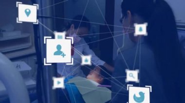 Sosyal medya simgeleri ve ağ bağlantıları genç hastaları tedavi eden dişçilerle ilgili. ağ, sağlık, tedavi, teknoloji, dijital, iletişim