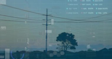 Elektrik hatları ve şehir manzarası üzerinde borsa veri animasyonu. Finans, hisse senetleri, şehir manzarası, ekonomi, dijital, elektrik