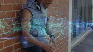 Duvara yaslanmış bir adam ses dalgası animasyonuyla üzerine eğiliyor. Kentsel, teknoloji, dijital, ses, müzik, sokak