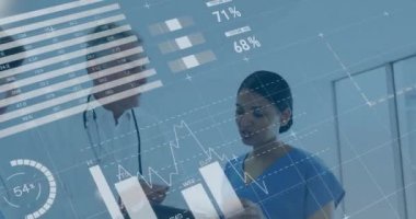 Hastanede konuşan çeşitli doktorların veri işleme ve diyagramlarının animasyonu. Tıp ve dijital arayüz kavramı dijital olarak oluşturulmuş video.