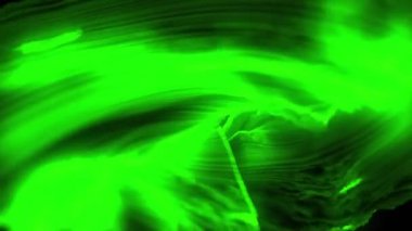 Siyah arkaplanda neon yeşil izler. Desen ve soyut arkaplan kavramı dijital olarak oluşturuldu.