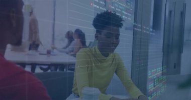 Muhtelif meslektaşların ofiste iş görüşmesi üzerine finansal veri işleme animasyonu. Küresel iş, finans, bilgisayar ve dijital arayüz kavramı dijital olarak oluşturulmuş video.