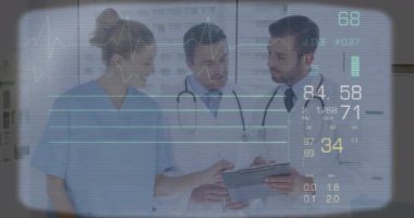Tıbbi veri animasyonu işleniyor, doktorlar tabletteki hasta bilgilerini tartışıyor. Sağlık, teknoloji, danışma, takım çalışması, dijital, işbirliği