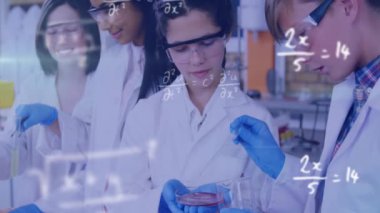 Laboratuvarda deney yapan farklı öğrencilerin matematiksel denklemlerinin animasyonu. Bilim, eğitim ve dijital arayüz kavramı dijital olarak oluşturulmuş video.