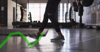Spor salonunda egzersiz yapan biri için yeşil finansal grafik animasyonu. Finans, büyüme, veri, analiz, egzersiz, fitness