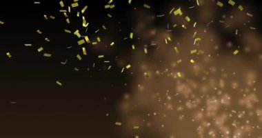 Koyu arkaplanda parlayan parçacıkların üzerine düşen altın konfeti. Kutlama, şenlik, ışıltı, parıltı, parıltı, parti