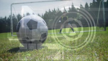 Veri işleme elementlerinin üzerinde gol atan futbol topu. Spor, futbol, alan, teknoloji, dijital, analiz