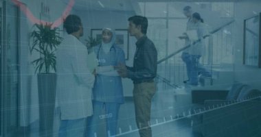 Hastane koridorunda tartışan tıbbi profesyonellerin finansal veri tablosunu canlandırmak. İş, finans, sağlık, işbirliği, takım çalışması, sohbet