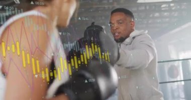 Spor salonundaki sporcuların finansal veri analizi ile boks eğitimi. fitness, egzersiz, egzersiz, teknoloji, spor, grafikler