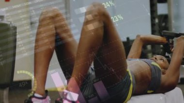 Ağırlıklarla egzersiz yapan, spor salonunda vücut geliştirme veri animasyonu yapan bir kadın. egzersiz, güç, teknoloji, eğitim, dijital, sağlık