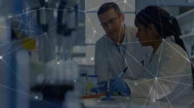 Laboratuvardaki çeşitli bilim adamları arasındaki bağlantı ağının animasyonu. Küresel bilim, bağlantılar, hesaplama ve veri işleme kavramı dijital olarak oluşturulmuş video.