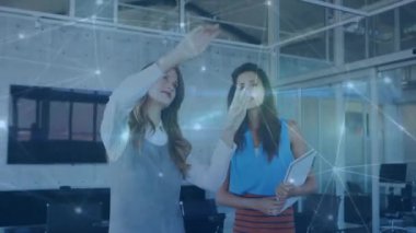 Ofiste çalışan beyaz kadın meslektaşlar üzerinden bağlantı ağının animasyonu. Küresel iş, bilgisayar, bağlantılar ve dijital arayüz konsepti dijital olarak oluşturulmuş video.