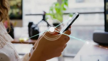 Ağ bağlantıları ve veriler, ofisteki akıllı telefonu kullanan kişinin üzerinde bir animasyon olduğunu gösteriyor. Teknoloji, bağlantı, dijital, iletişim, iş, yenilik