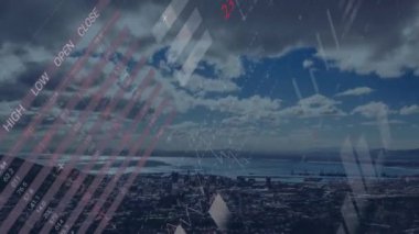 Bulutlu gökyüzü üzerinde finansal veri animasyonu işleniyor. İş, finans, analitik, bulut hesaplama, teknoloji