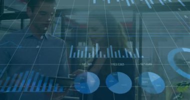 Finans tabloları ile veri tartışan iş adamları animasyon örtüşüyor. finans, analiz, takım çalışması, şirket, strateji, toplantı