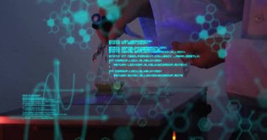 Laboratuvarda çalışan beyaz erkek bilim adamı üzerinde kimyasal formülle veri işleme animasyonu. Küresel bilim, bilgisayar ve dijital arayüz kavramı dijital olarak oluşturulmuş video.