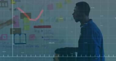 Haritalar ve yapışkan notlarla yapılan iş toplantısıyla ilgili borsa grafik animasyonunu azaltıyorum. finansal kriz, ekonomik kriz, istatistik, veri analizi, şirket, strateji planlaması