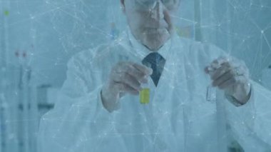 Laboratuvardaki beyaz erkek bilim adamı üzerinden bağlantı ağının animasyonu. Küresel bilim, bağlantılar, hesaplama ve veri işleme kavramı dijital olarak oluşturulmuş video.