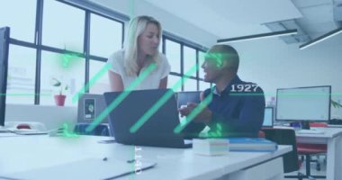 Laptop 'ta iş, ofisteki meslektaşlar ve veri işleme animasyonu bitti. İş, takım çalışması, teknoloji, analiz, toplantı, beyin fırtınası.