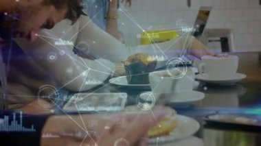 Kafede akıllı telefonlar, ağ bağlantıları ve veri işleme animasyonları olan insanlar. Teknoloji, ağ, iletişim, kablosuz