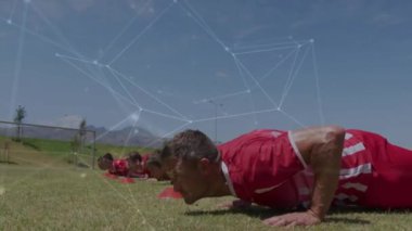 Futbolcular sahada ağ bağlantıları üzerinden şınav çekiyorlar. egzersiz, takım çalışması, sanal, fitness, antrenman, spor