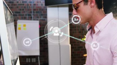 Bilgisayar faresi ve klavye kullanarak, ağ bağlantıları animasyonuyla çalışan kişi. Teknoloji, ağ, bağlantı, yazılım, veri