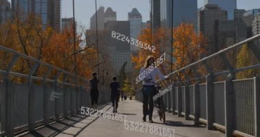 Bisikletli beyaz bir adamın dijital veri işleme animasyonu. Dijital olarak oluşturulmuş küresel bağlantılar, hesaplama ve veri işleme kavramı.