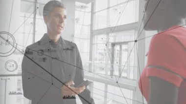 Modern ofiste iş veri ağı animasyonuna sahip çeşitli profesyoneller tartışılıyor. toplantı, takım çalışması, şirket, teknoloji, işbirliği, ağ oluşturma