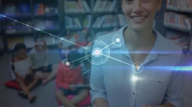 Ağ bağlantıları ve veriler, kütüphanedeki çocuklu kadın üzerinde bir animasyon olduğunu gösteriyor. Teknoloji, eğitim, dijital, ağ, bağlantı, bilgi