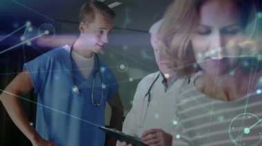 Ağ bağlantıları üzerinden hasta verilerini tartışmak, animasyondaki tıbbi profesyoneller. Sağlık, teletıp, uzaktan kumanda, danışma, doktorlar, teknoloji