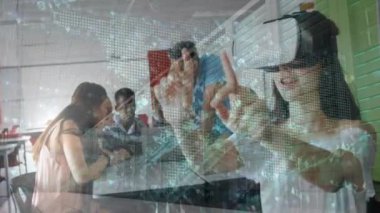 Sınıfta işbirliği yapan öğrencilerin sanal gerçeklik teknolojisi animasyonu. VR, işbirliği, takım çalışması, eğitim, öğrenme, yenilik