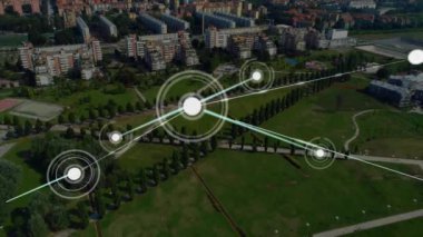 Şehir parkının havadan görüntüsü üzerinden bağlantı ağı. Teknoloji, ağ, iletişim, kentsel, şehir manzarası, dijital