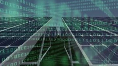 Güneş panelleri üzerinde ikili kodlar oluşturuluyor. Teknoloji, yenilik, enerji, sürdürülebilirlik, yenilenebilir enerji, kodlama