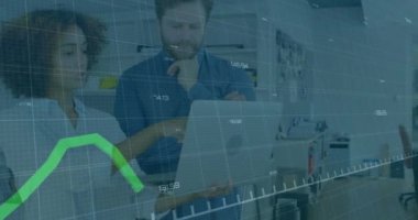 Mali veri grafiği animasyonu ofiste tartışan iş adamları üzerine. finans, toplantılar, işbirliği, takım çalışması, strateji, büyüme